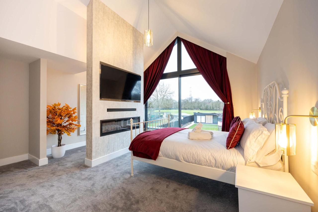 Stunning Family Home with Hot tub in Worsley - Chambres d'hôtes Manchester