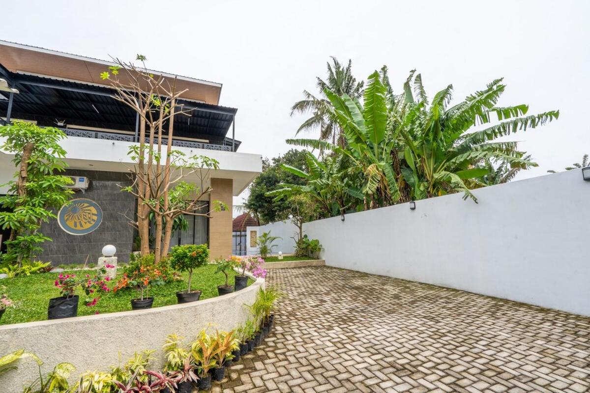 Spacious Tropical Villa with Pool and Bfast - B&B Sleman
