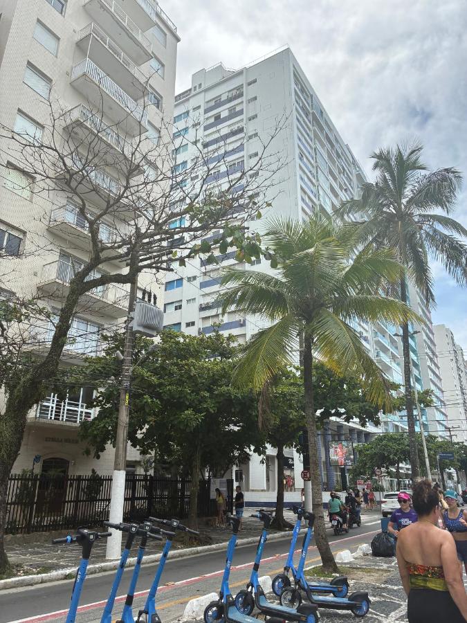 Vista para o mar Pitangueiras, pé na areia em frente o shopping Laplage - B&B Guarujá
