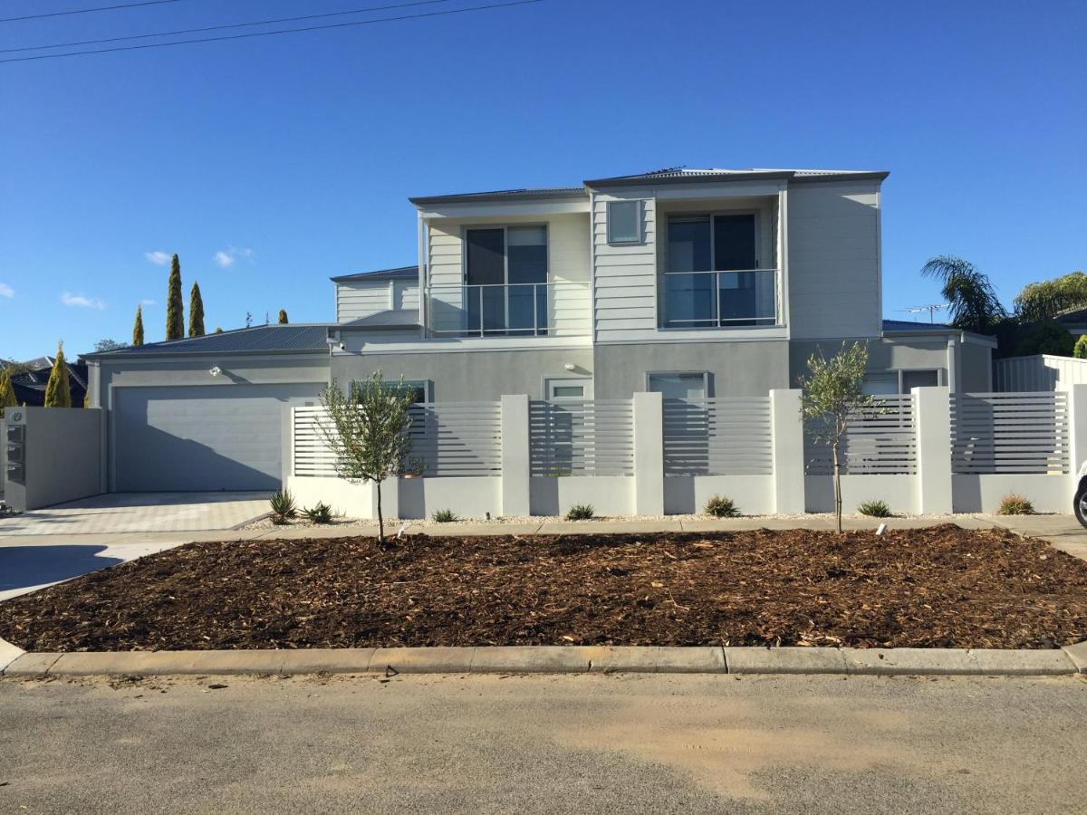 PAUSE Boutique 4BR Home Close to CBD, Beach & Shopping - Chambres d’hôtes Perth