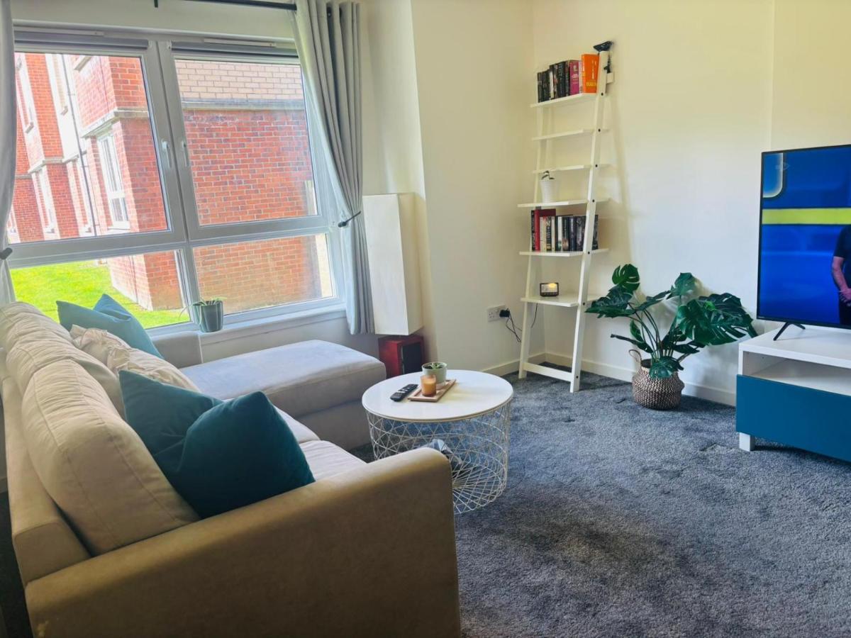 Modern Ground floor 2 Bed Apartment Secure Parking & Perfect for City- CelticEmirates Stadium - Chambres d'hôtes Glasgow