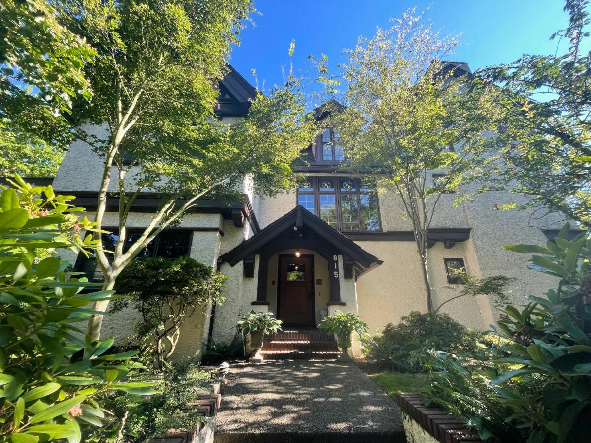 Cecil Bacon Manor - B&B Seattle