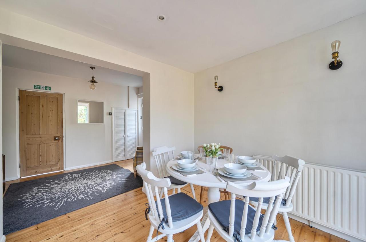 Spacious Surrey Home Garden Fast London Links - Pass the Keys - B&B Addlestone