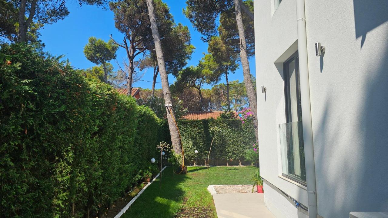 Poolside Apartments Villa Elsa Golem - Ferienwohnung Golem