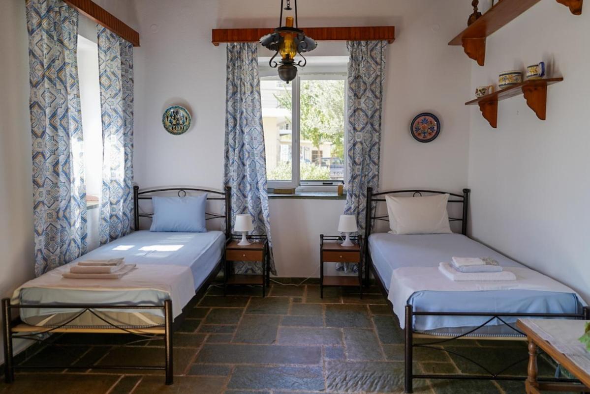 Poline Traditional House With Garden & Sea In 0 Distance - B&B Marmárion