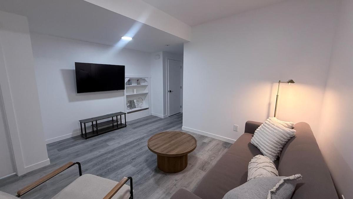 Private Creekstone Basement Suite with Kitchen - B&B Calgary