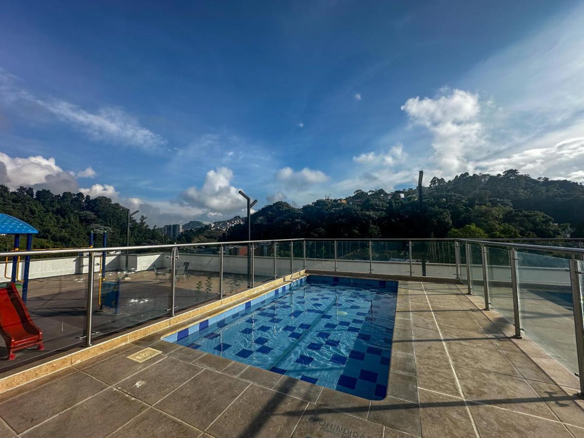 Apartamento moderno con parqueadero gimnasio piscina climatizada y coworking - Ubicación ideal cerca al cable - Chambres d'hôtes Manizales