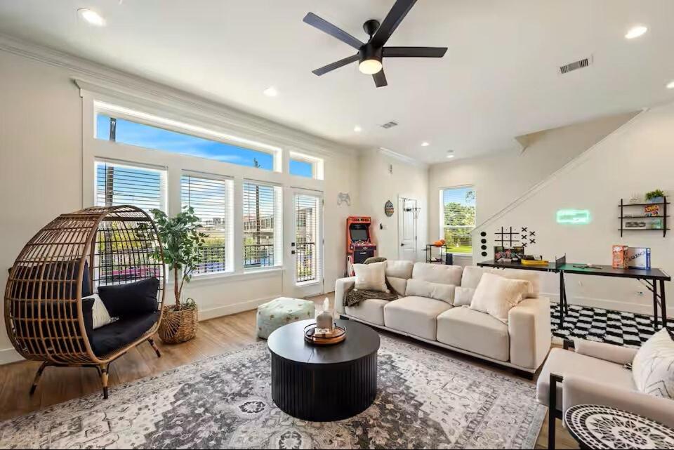 Luxury Game House w Rooftop, Downtown View, Arcade, NRG, Sleep 8 - Ferienwohnung Houston
