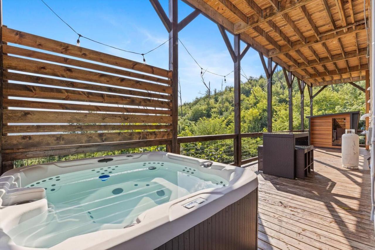 Mountain Retreat Near Downtown with Hot Tub & Views - B&B Gatlinburg