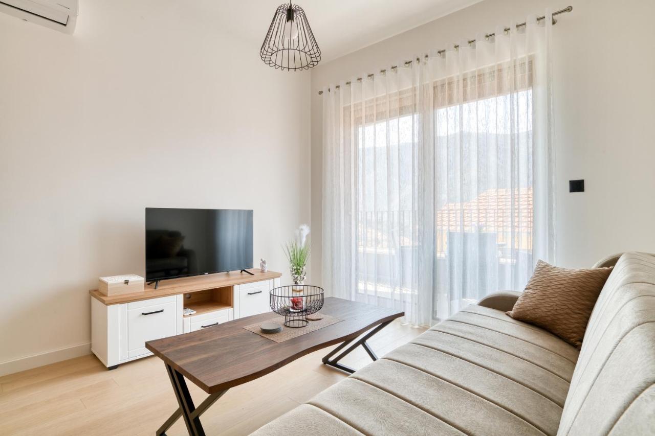 Boka Gardens Sea View Apartment 3 by MN Property - Ferienwohnung Dobrota