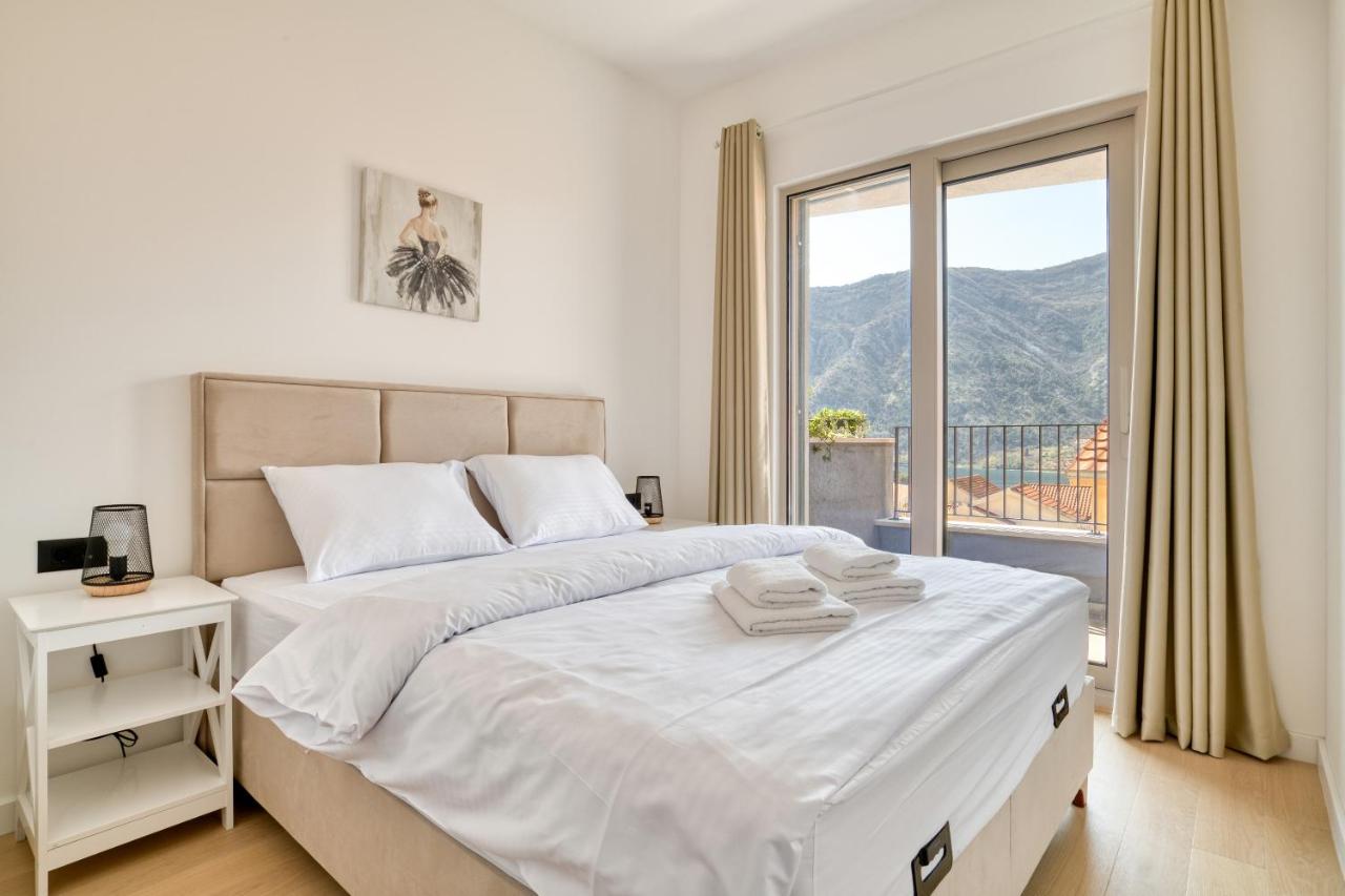 Boka Gardens Sea View Apartment 3 by MN Property - Ferienwohnung Dobrota
