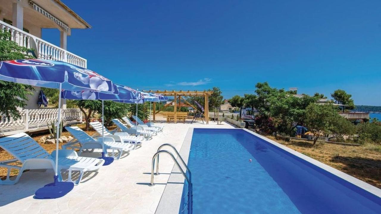 Apartment with pool Lucia by Villas Guide - B&B Barbat