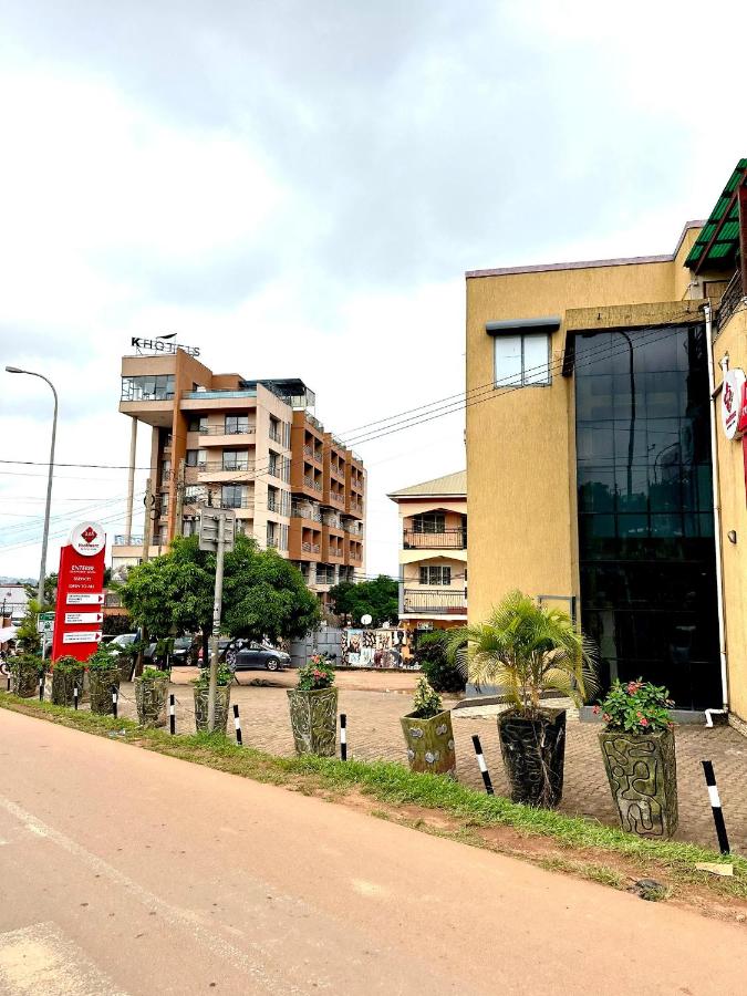 1 minute walk to Victoria Mall - Chambres d’hôtes Entebbe