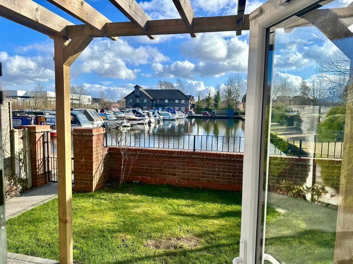 Spacious 4BR House with Canal Views & Garden - B&B Manchester
