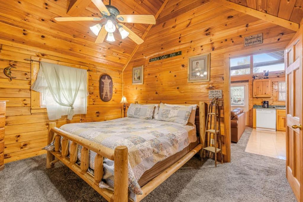 Dog Friendly Cabin Sleeps 2 Hot Tub Near Park - B&B Pigeon Forge
