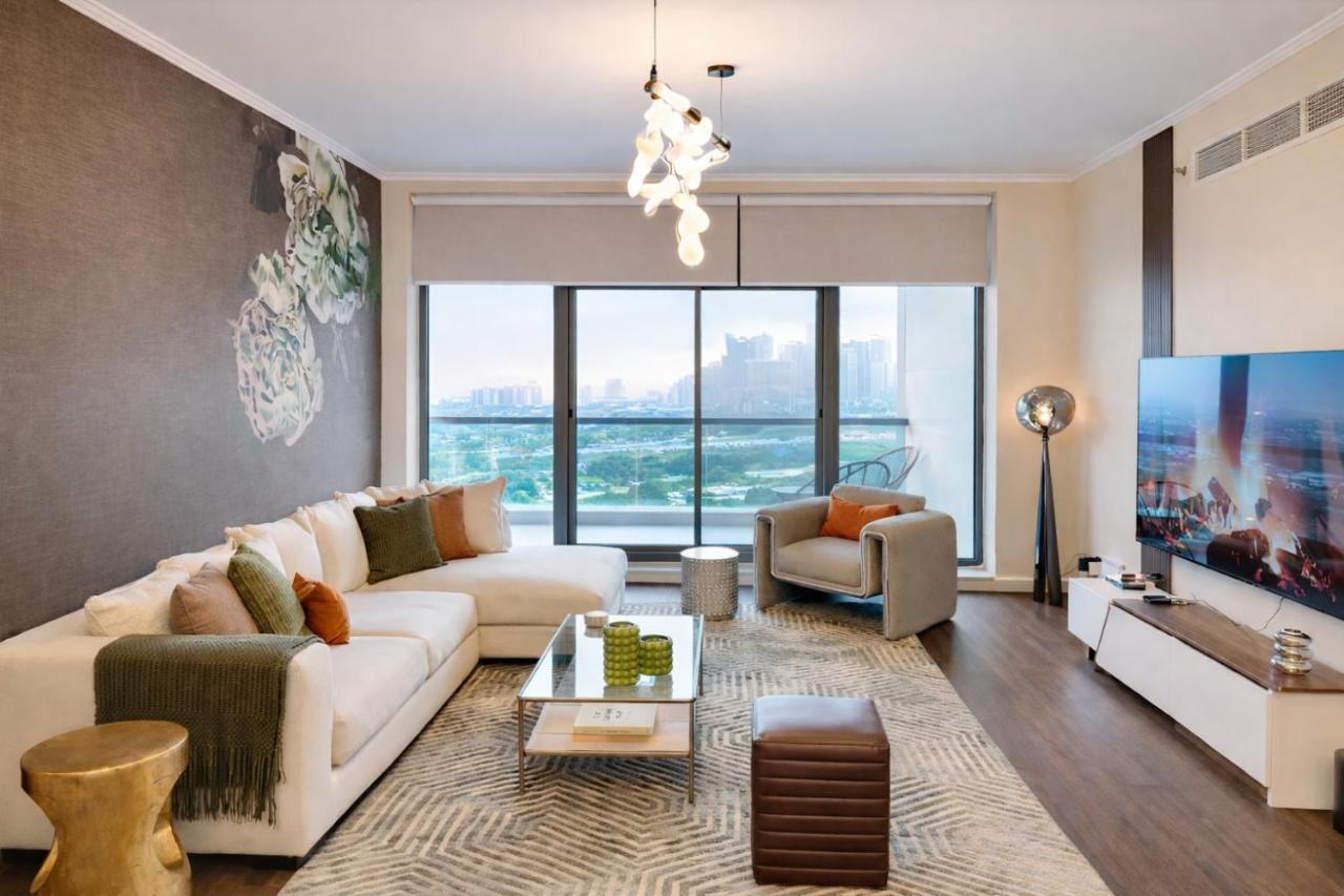 Newly Furnished Luxury 2BR - Perfect for a Family Getaway - Chambres d'hôtes Dubaï