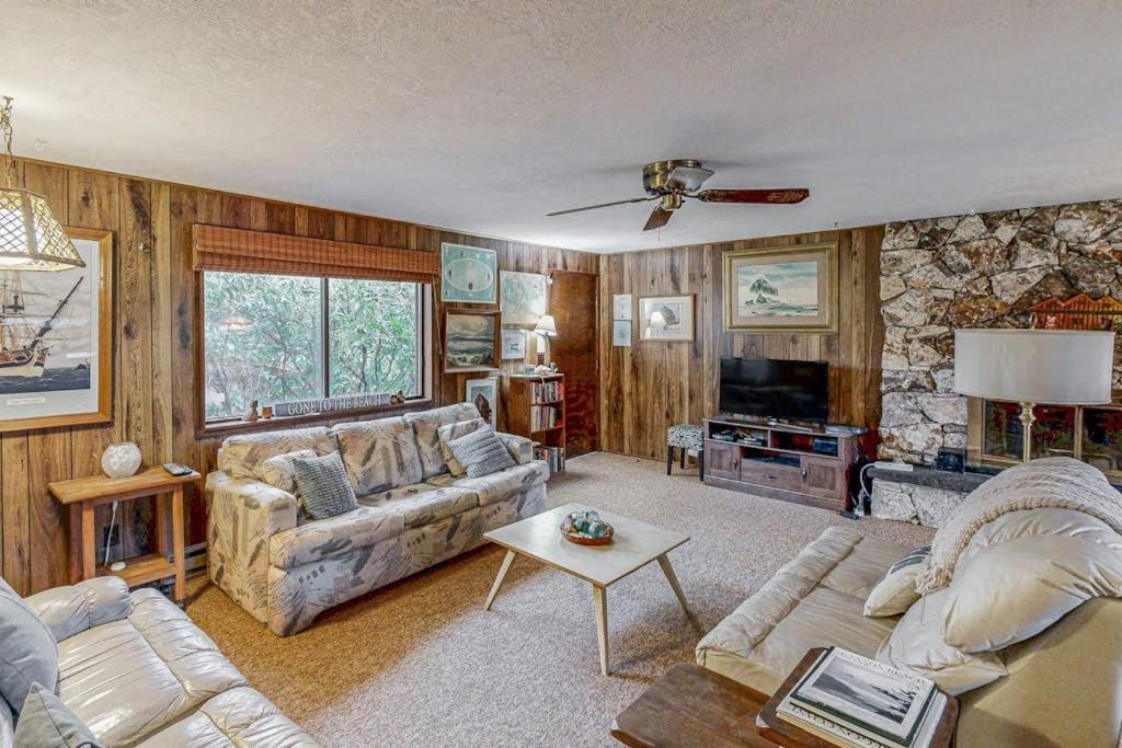Dog-Friendly Cottage with Private Hot Tub Deck Berry Bushes & Beach Access - B&B Cannon Beach