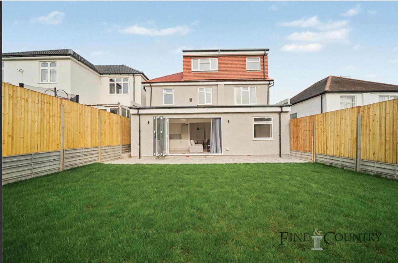 Modern and Stlyish Holiday 6bed House Garden, Parking, Near Wembley Stadium, Gladstone Park, Hampstead Heath, Brent Cross Shopping Centre - Chambres d'hôtes Londres