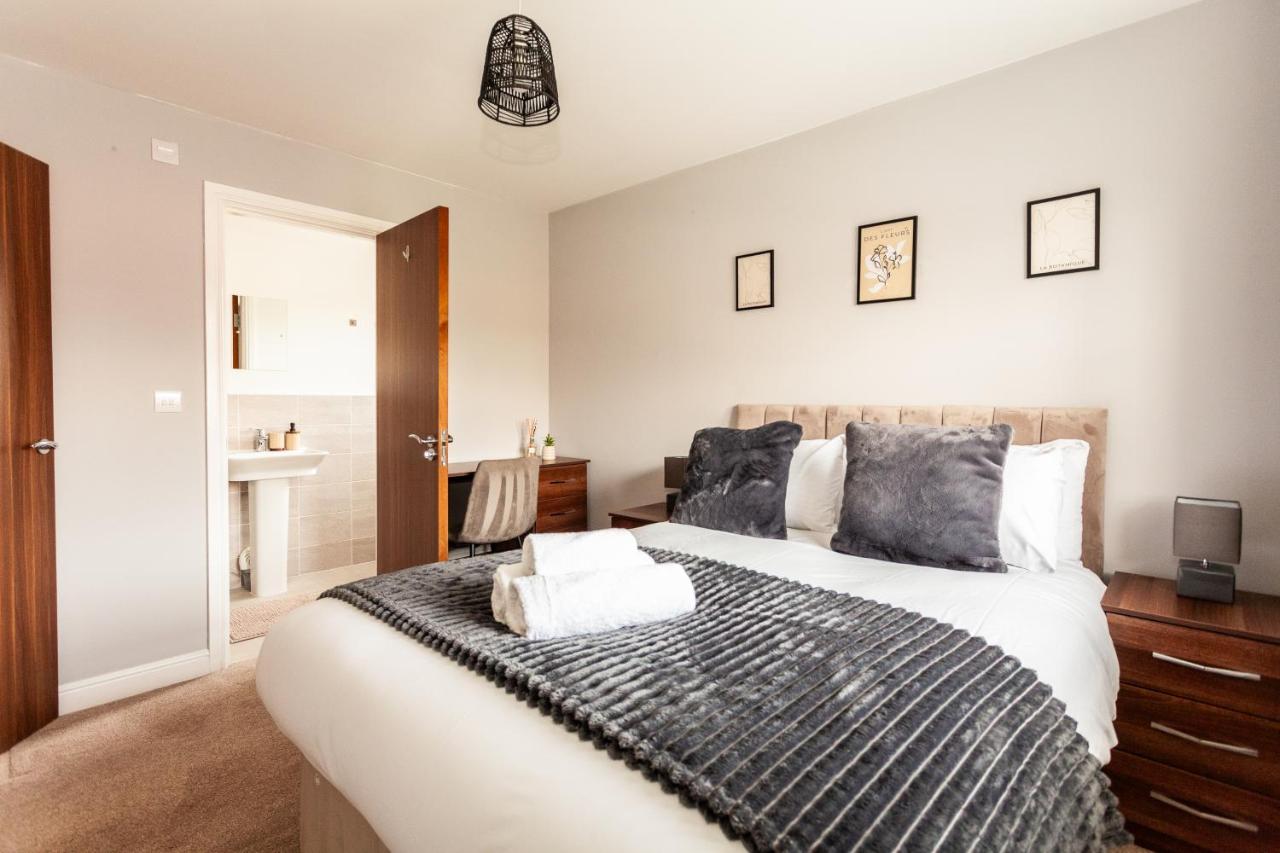 Stylish 3BR Retreat with 6 Beds, Sleeps 7, Parking - B&B Hyde