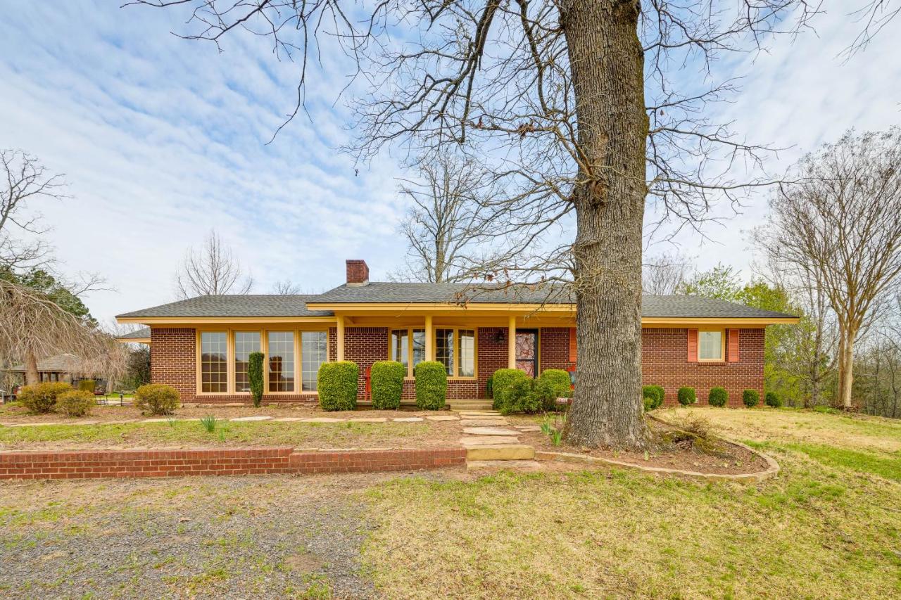 Ozark Getaway w/ Pond, Fire Pit & Patio - Chambres d'hôtes Dover