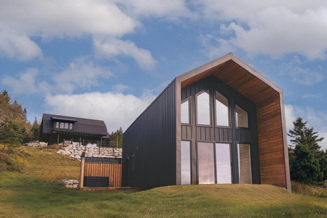 Modern Nordic Cabin 3 Hot Tub & Views - Bed and Breakfast East LaHave