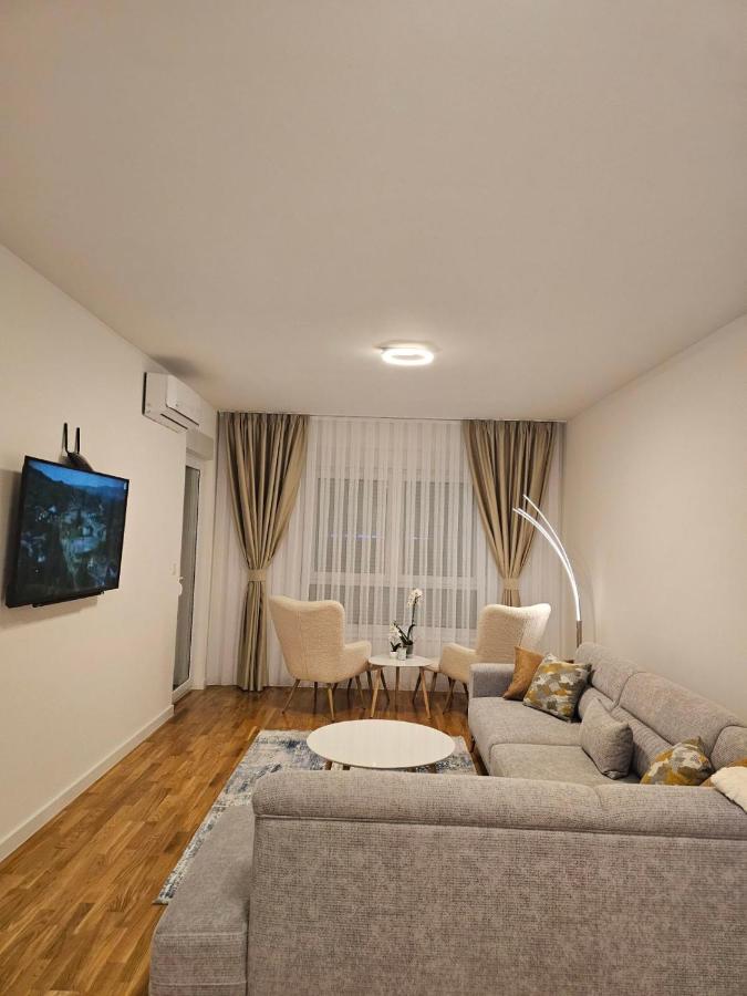 Sweet Spot, Large Flat with Free Parking, between Sarajevo and Bosnian Pyramids in Visoko, Fits 6 - B&B Ilijaš