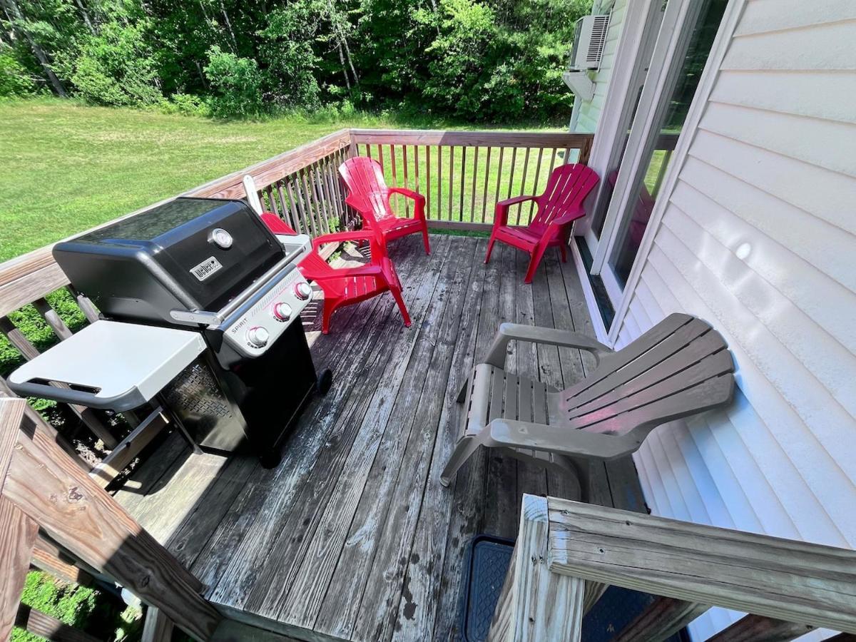 Cozy Retreat with Private Backyard Oasis - B&B Livermore Falls