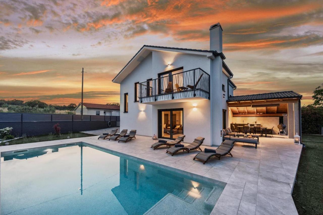 Villa Enja in tranquille village with heated salted pool - B&B Vintijan