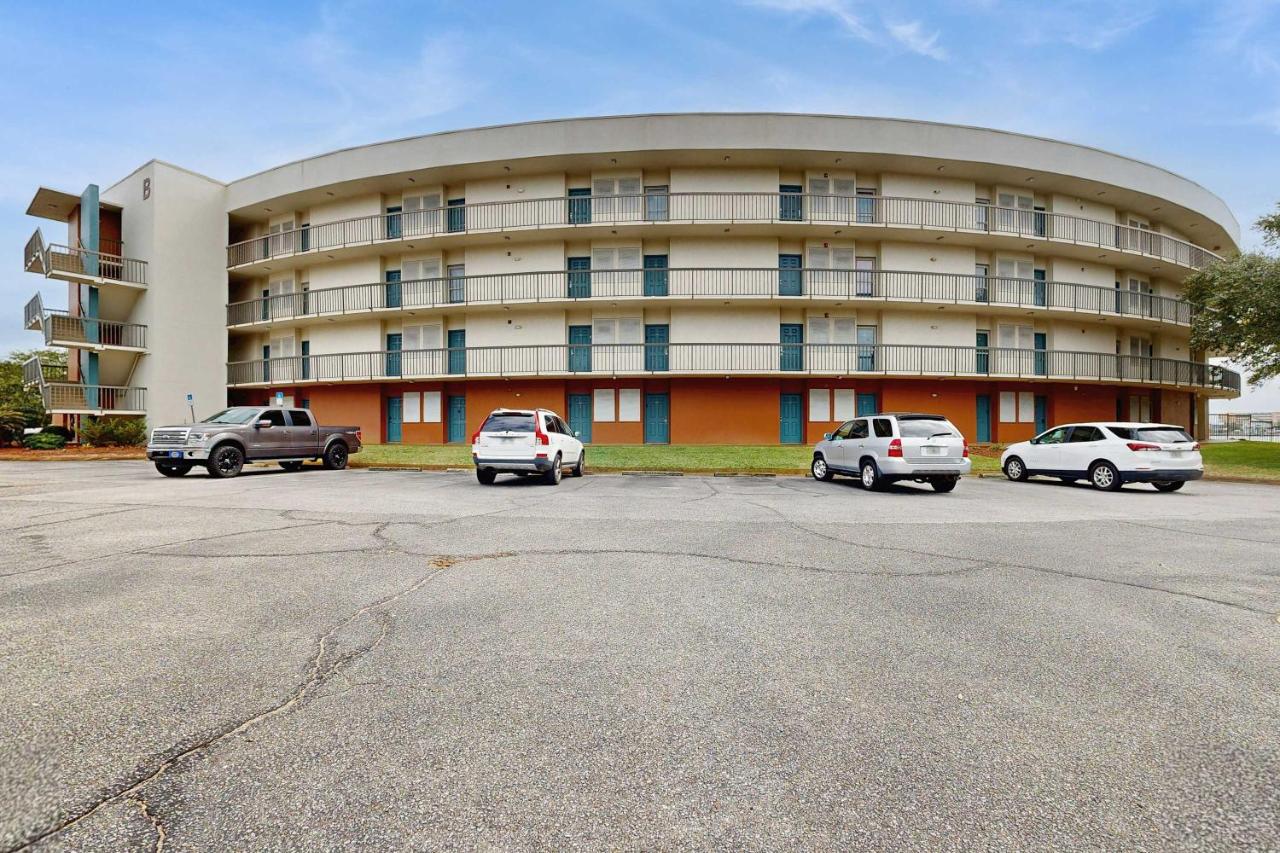 Coastal condo with shared pool beaches shopping - B&B Fort Walton Beach