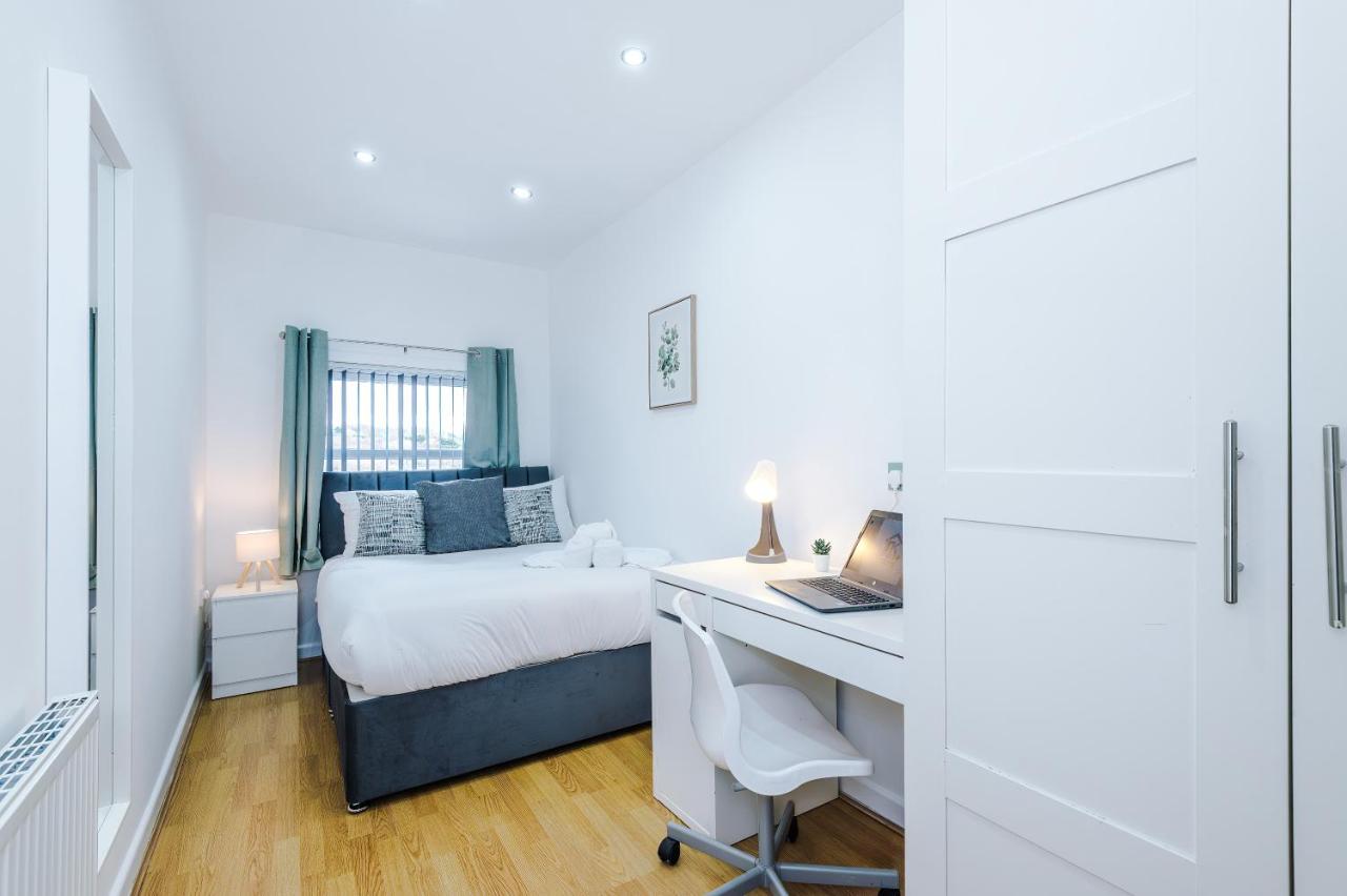 Sleeps 12 Guests - Spacious Liverpool Stay - 6 Bedrooms - B&B Liverpool