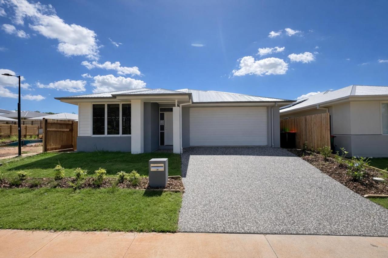 Solara Retreat - Modern 4BR Home with Backyard - B&B Burrundulla