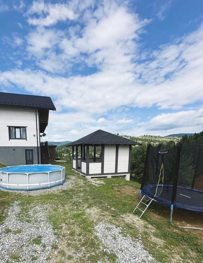 Котедж HOLIDAY HOUSE - B&B Yablunytsia