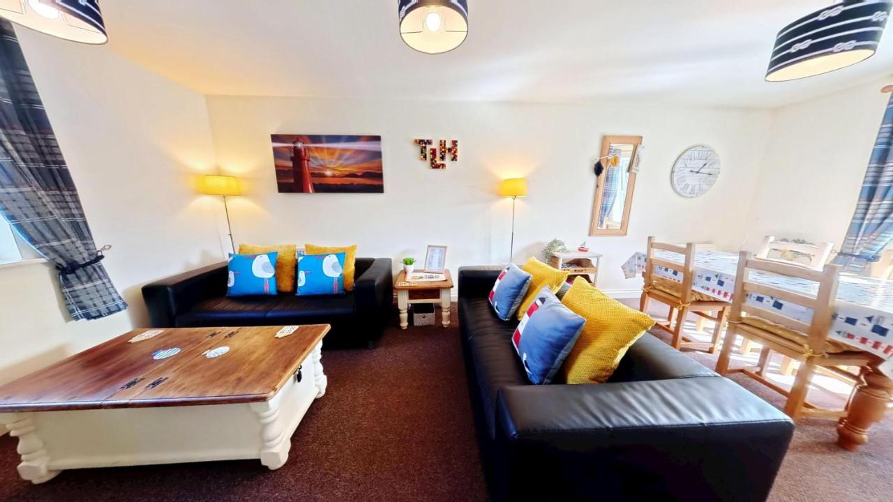 Lighthouse Apartment - Part of the The Bay Filey Holiday Village with pool, gym and direct beach access, pub, restaurant, tennis and meadows walks - Chambres d'hôtes Filey