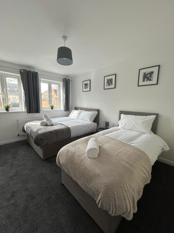 Ursa House, Work Stays Welcome, Free Parking - B&B Swindon