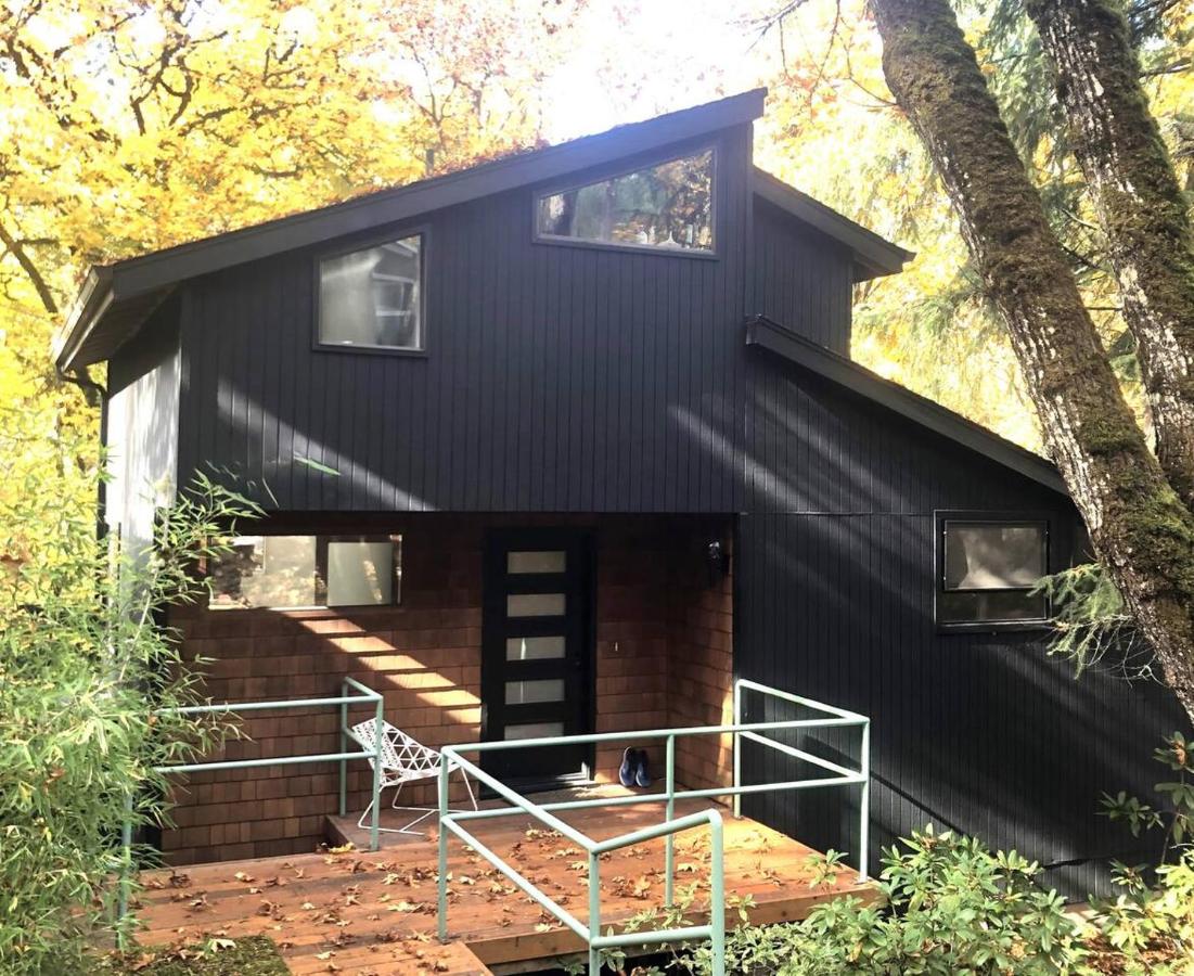 Serene home with hot tub, deck, fireplace - B&B Eugene
