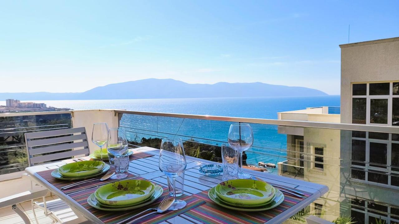 Blue Escape Sea View Apartments with Balcony - Chambres d'hôtes Vlora