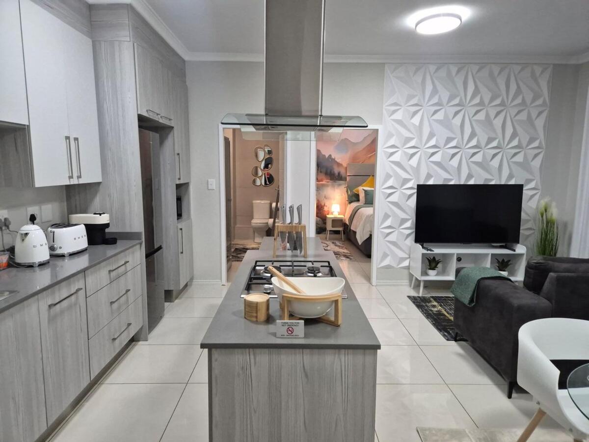 The One Geometric Gem - 1 Bed Luxury meets Style - B&B Midrand