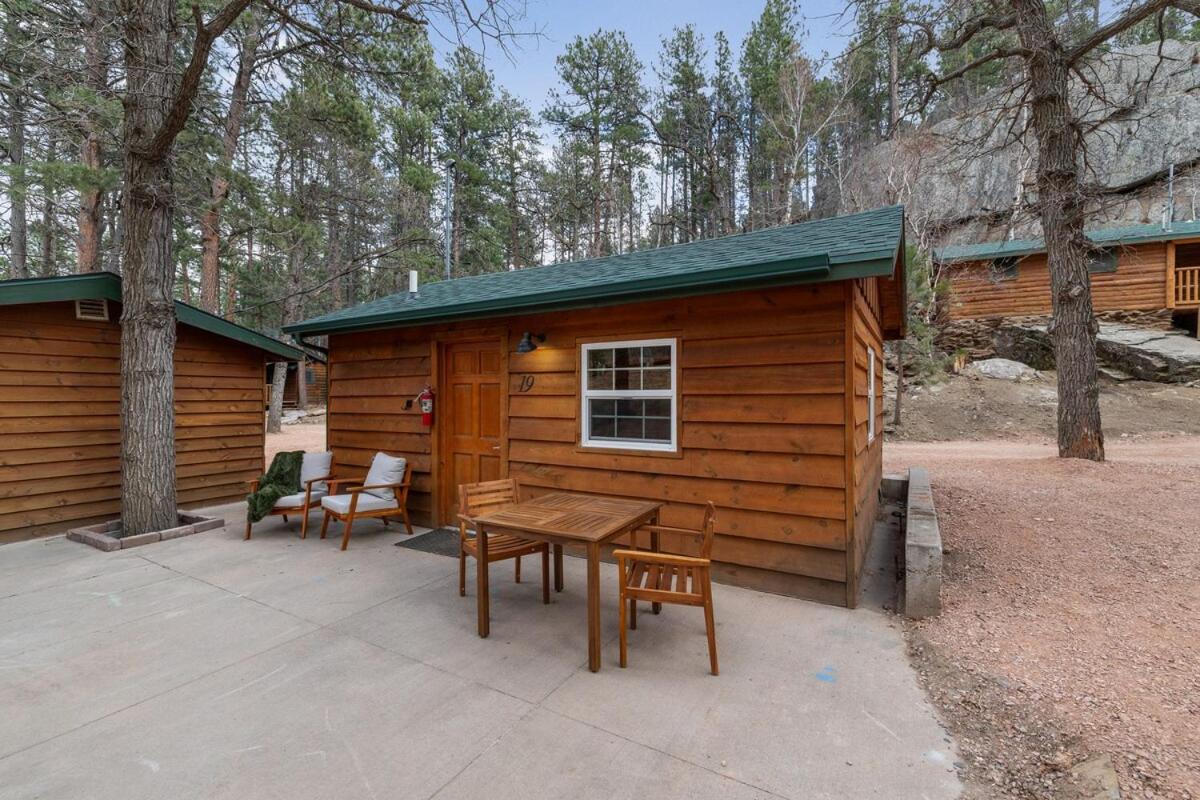 Cedar Hollow Cabin- Cozy Black Hills Getaway - Bed and Breakfast Rapid City