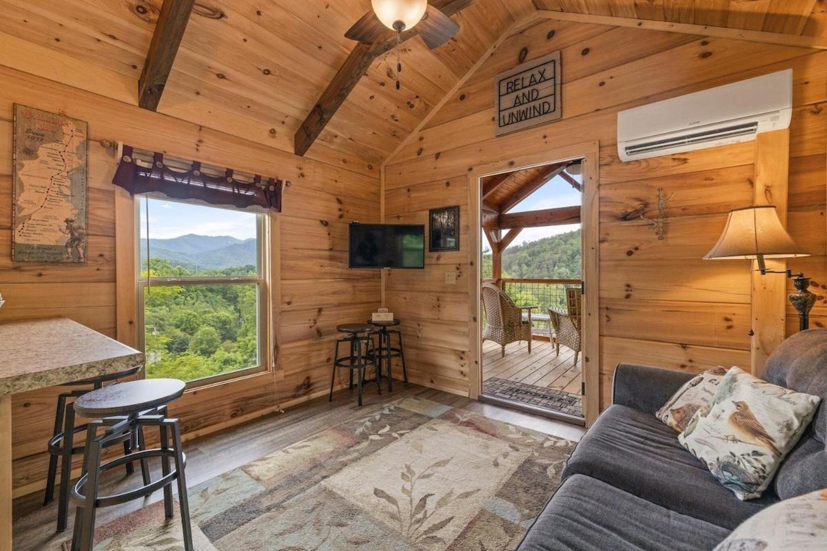 Cedar Heights Tiny House Log Cabin - B&B Bryson City