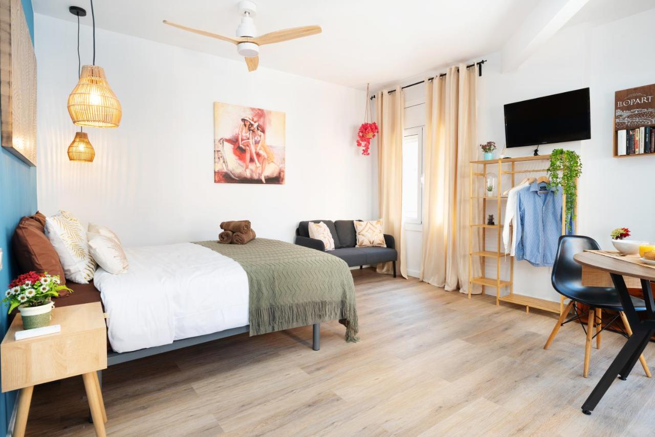 Bright Renovated Studio- Balcony- Beach 10' walk- Barcelona center 25' Train - Chambres d'hôtes Sant Adrià de Besòs