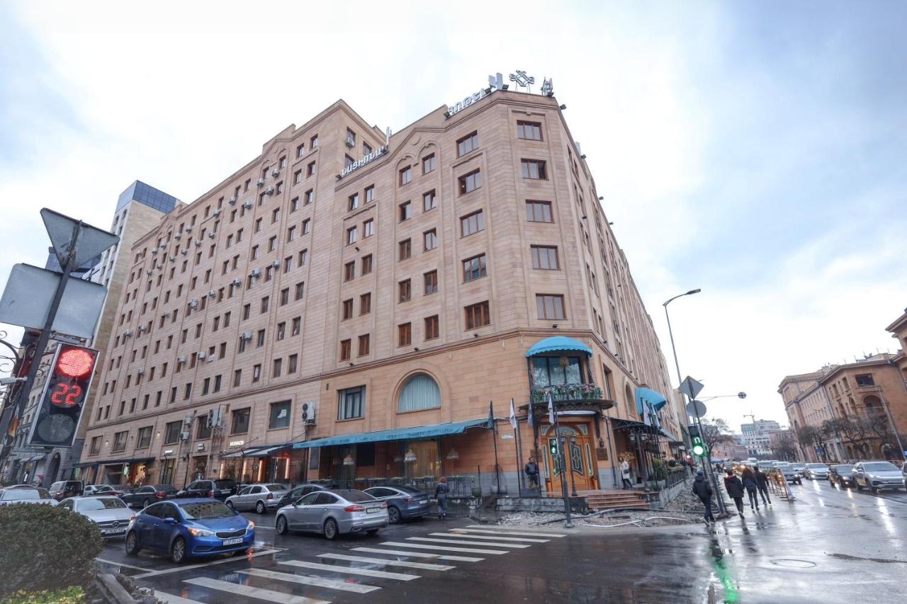 Stylish City Center Retreat Near Republic Square - B&B Yerevan