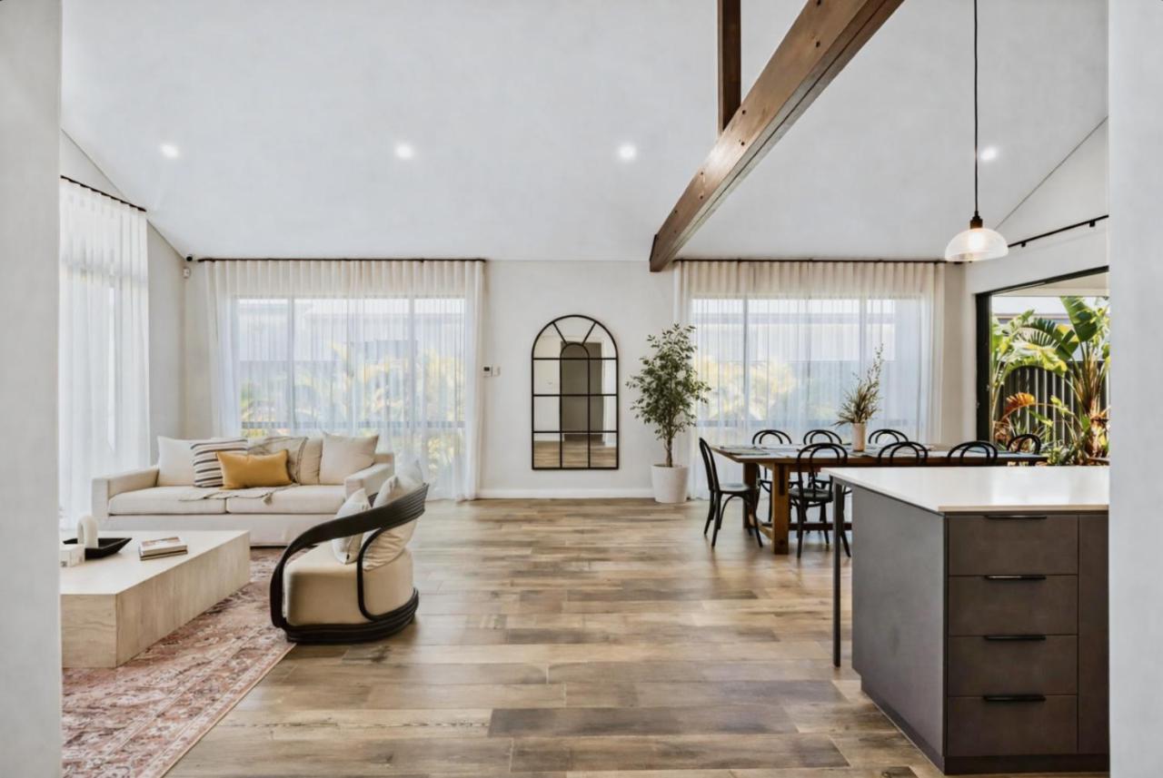 Coastal Luxe in Madora Bay - Walk to Beach - B&B Mandurah