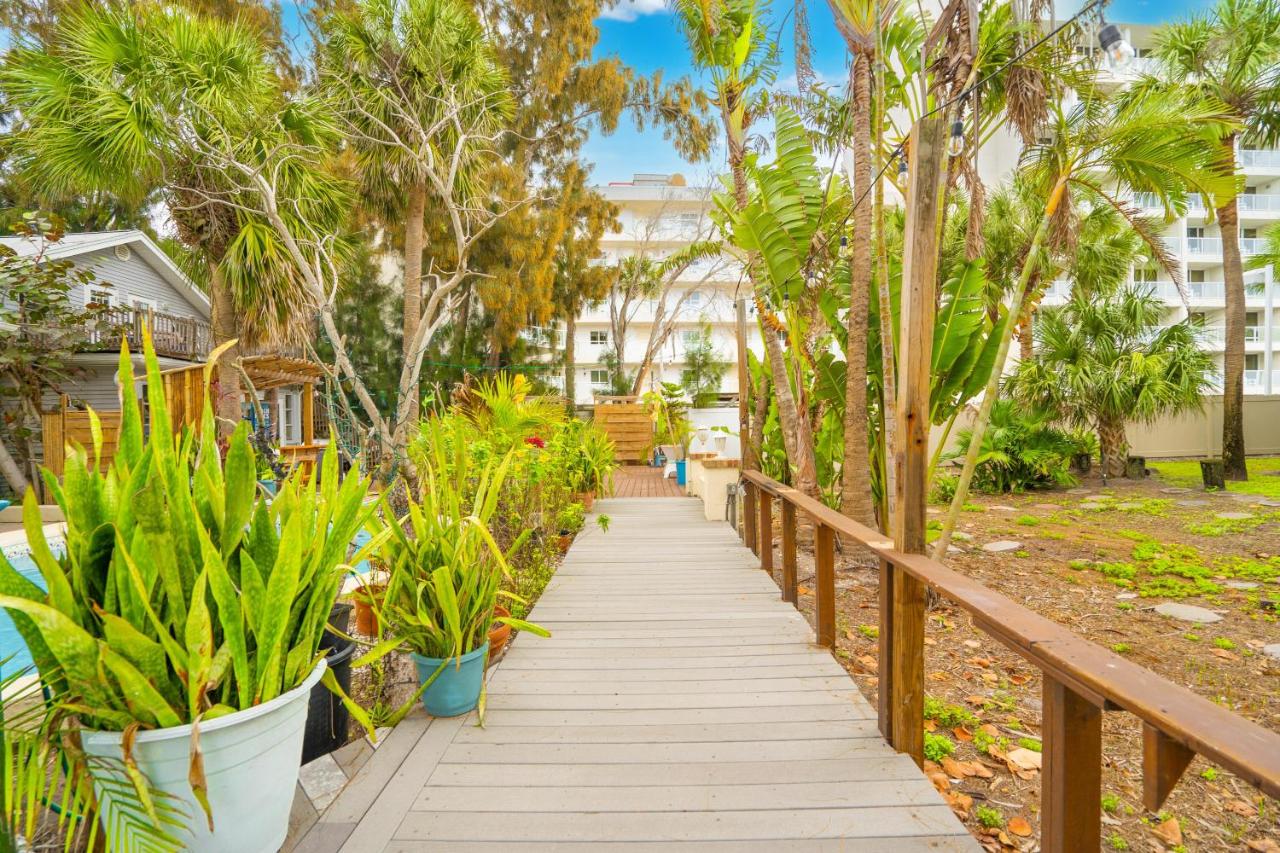 Palm Cottage Treasure Island Beach Sleeps 4 - Bed and Breakfast St. Pete Beach