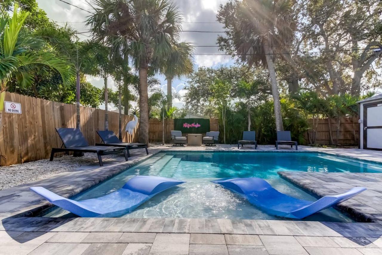 Walk to beach (1 block), pool, putt putt, triplex - B&B Clearwater Beach