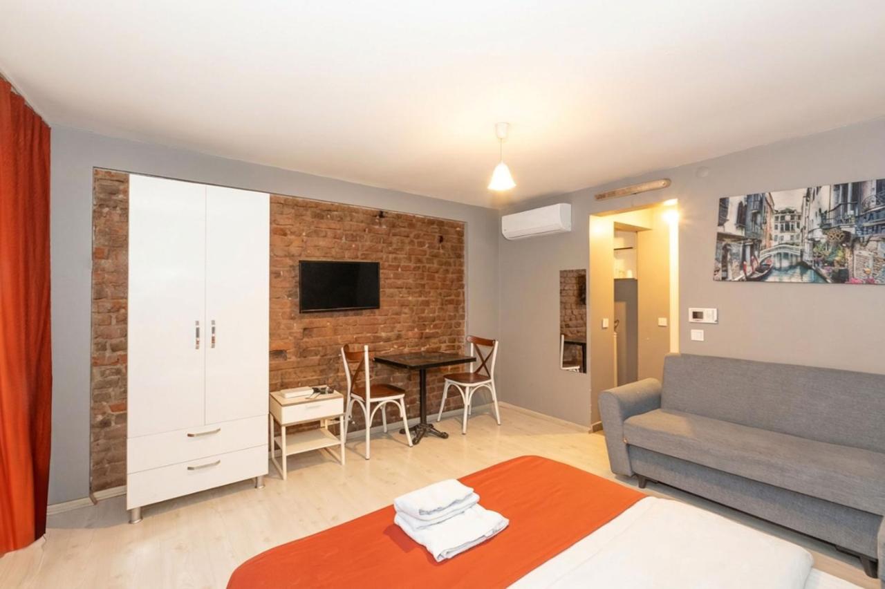 Estudio con cama extragrande y sofá cama