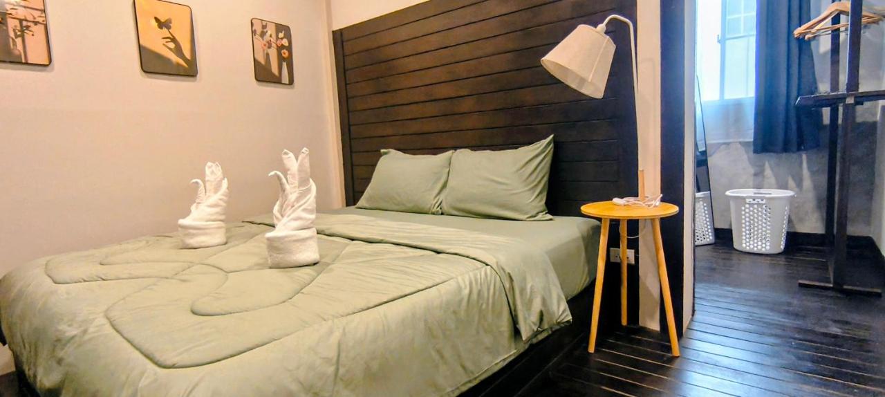 Habitación con cama extragrande.