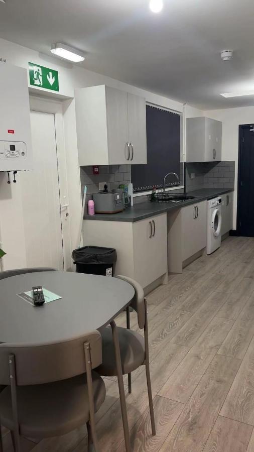 PLUS Properties Eastwood 4-Bedroom Ensuite - B&B Stoke-on-Trent