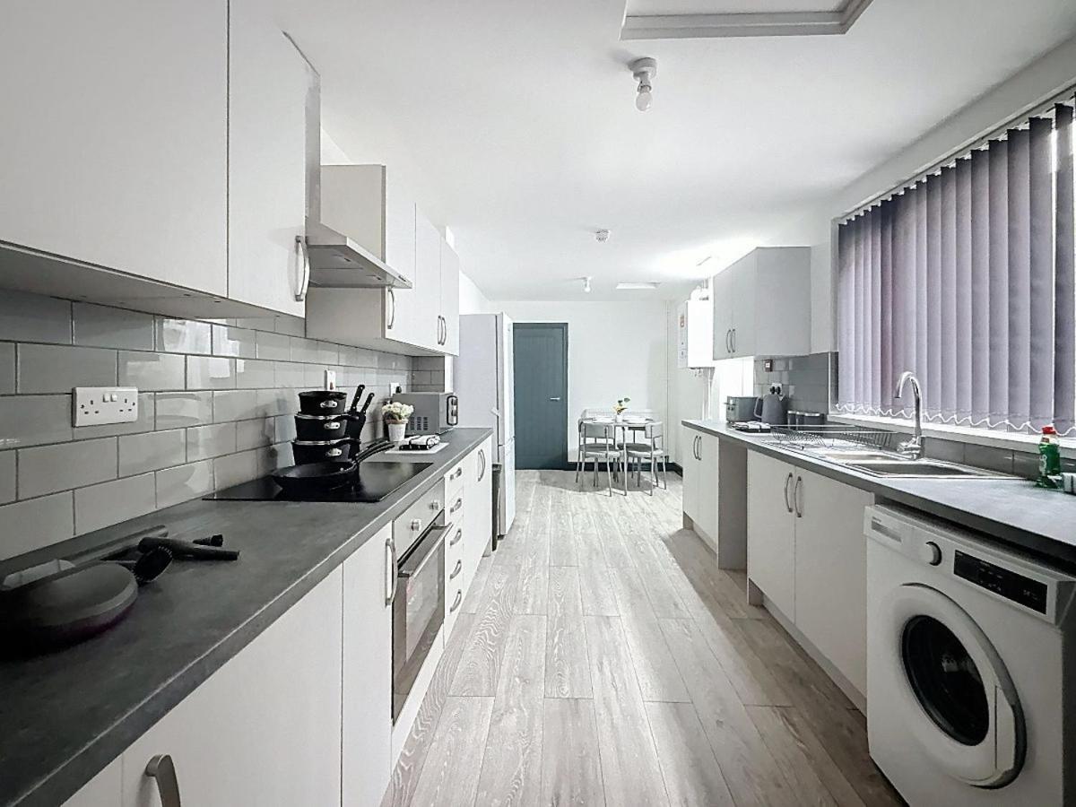 PLUS Properties Eastwood 4-Bedroom Ensuite - B&B Stoke-on-Trent