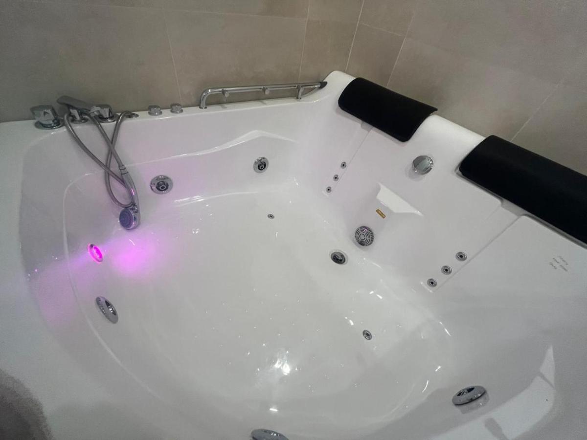 Dpto de Lujo Centrico con Jacuzzi y Balcon Parque de las Aguas - B&B Lima