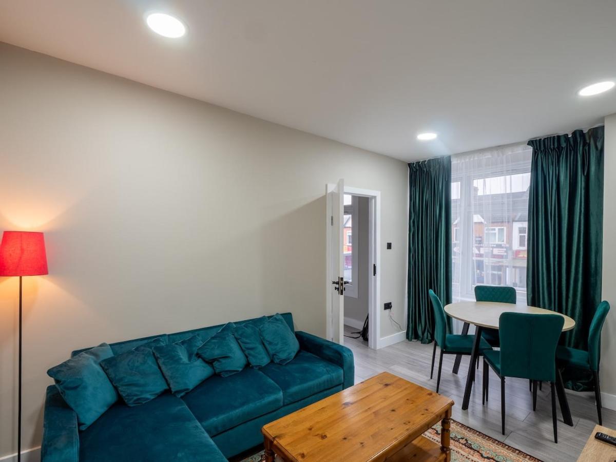 Spacious 2-Bedroom Flat - Chambres d'hôtes Worcester Park